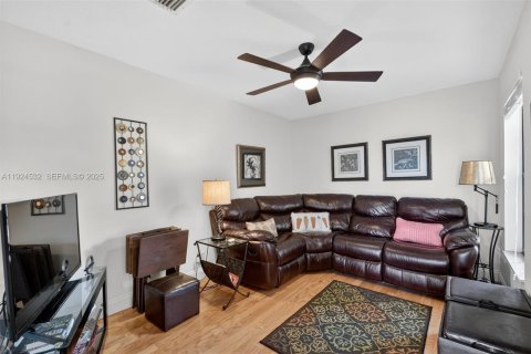 Condo in Greenacres, Florida, 3 bedrooms № 1984564 - photo 25