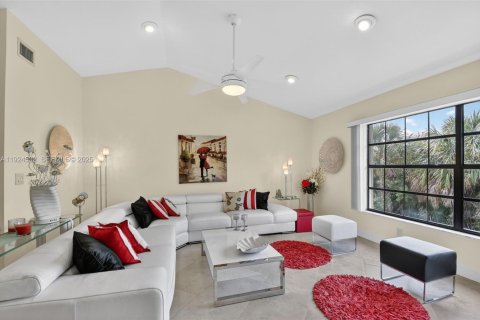 Condo in Greenacres, Florida, 3 bedrooms № 1984564 - photo 10