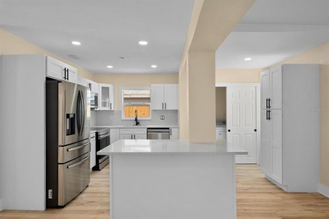 House in Tampa, Florida 3 bedrooms, 179.49 sq.m. № 1828047 - photo 12