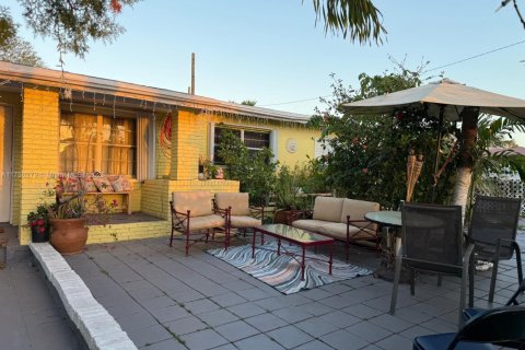 House in Miami Gardens, Florida 3 bedrooms, 181.16 sq.m. № 1860429 - photo 1