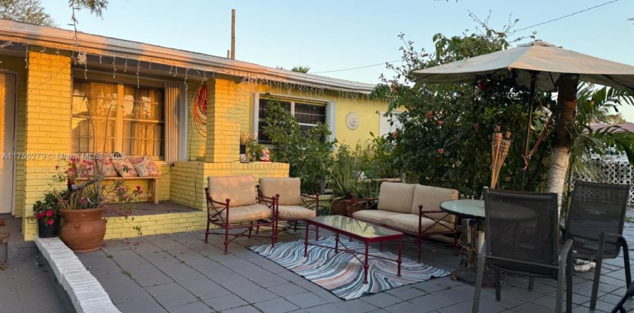 House in Miami Gardens, Florida 3 bedrooms, 181.16 sq.m. № 1860429
