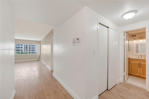 Condo in Miami Shores, Florida, 1 bedroom  № 1924364 - photo 21