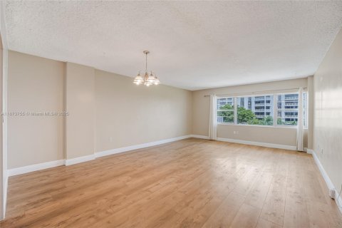 Condo in Miami Shores, Florida, 1 bedroom  № 1924364 - photo 23
