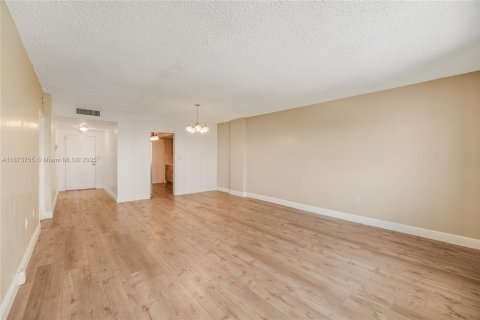 Condo in Miami Shores, Florida, 1 bedroom  № 1924364 - photo 24