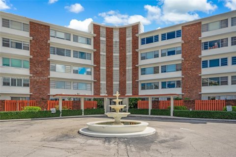 Condo in Miami Shores, Florida, 1 bedroom  № 1924364 - photo 1