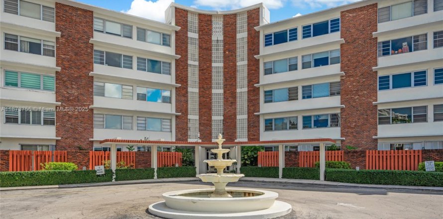 Condo in Miami Shores, Florida, 1 bedroom  № 1924364
