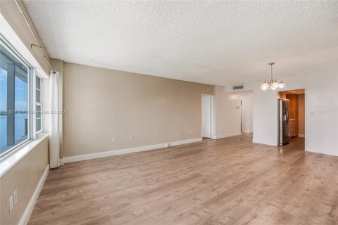 Condo in Miami Shores, Florida, 1 bedroom  № 1924364 - photo 16