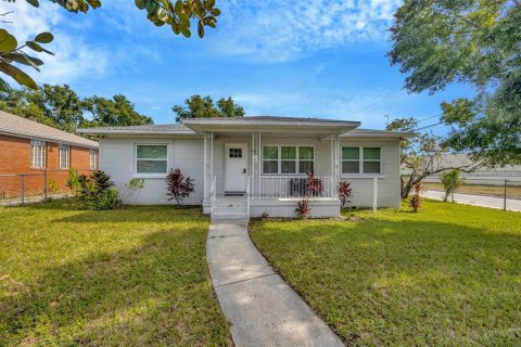 House in Tampa, Florida 3 bedrooms, 118.36 sq.m. № 1898965 - photo 4