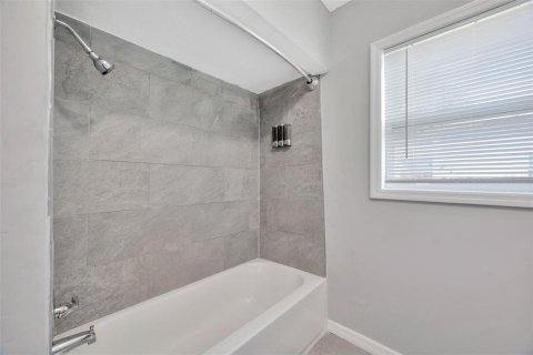 House in Tampa, Florida 3 bedrooms, 118.36 sq.m. № 1898965 - photo 29