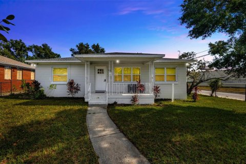 House in Tampa, Florida 3 bedrooms, 118.36 sq.m. № 1898965 - photo 1