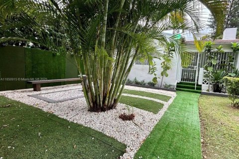 House in Miami, Florida 3 bedrooms, 185.53 sq.m. № 1855221 - photo 12