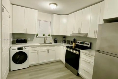 House in Miami, Florida 3 bedrooms, 185.53 sq.m. № 1855221 - photo 3