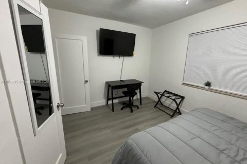 House in Miami, Florida 3 bedrooms, 185.53 sq.m. № 1855221 - photo 10