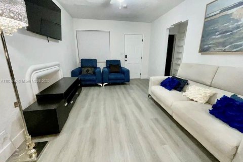 House in Miami, Florida 3 bedrooms, 185.53 sq.m. № 1855221 - photo 1