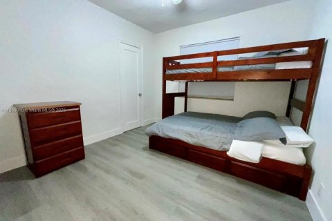 House in Miami, Florida 3 bedrooms, 185.53 sq.m. № 1855221 - photo 7