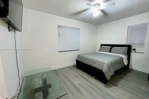 House in Miami, Florida 3 bedrooms, 185.53 sq.m. № 1855221 - photo 6