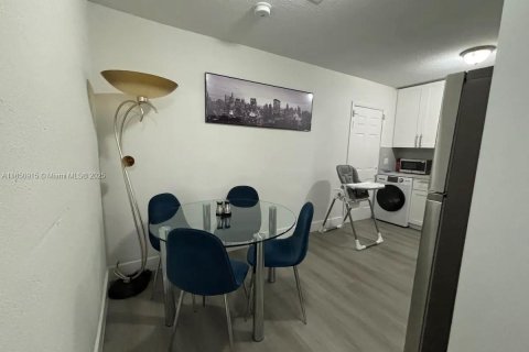 House in Miami, Florida 3 bedrooms, 185.53 sq.m. № 1855221 - photo 4