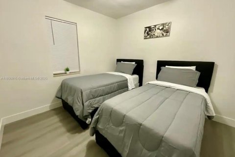 House in Miami, Florida 3 bedrooms, 185.53 sq.m. № 1855221 - photo 8