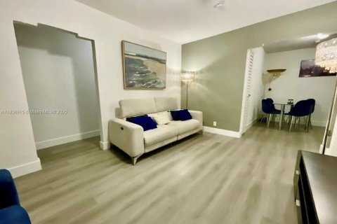 House in Miami, Florida 3 bedrooms, 185.53 sq.m. № 1855221 - photo 2