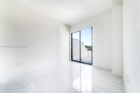 Condo in Coral Gables, Florida, 2 bedrooms  № 2003706 - photo 16