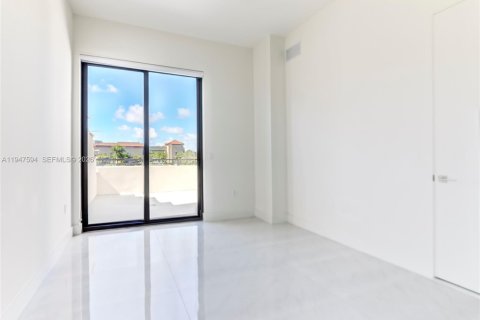 Condo in Coral Gables, Florida, 2 bedrooms  № 2003706 - photo 15