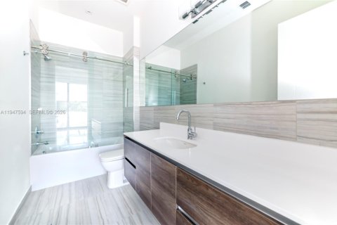 Condo in Coral Gables, Florida, 2 bedrooms  № 2003706 - photo 14