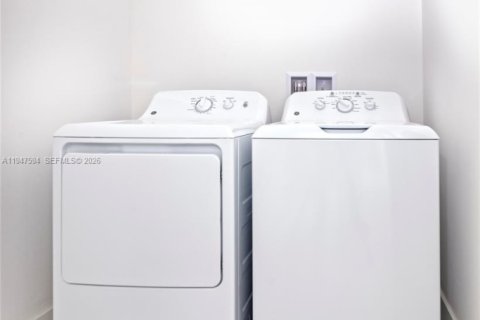 Condo in Coral Gables, Florida, 2 bedrooms  № 2003706 - photo 11