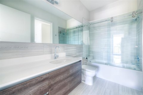 Condo in Coral Gables, Florida, 2 bedrooms  № 2003706 - photo 12