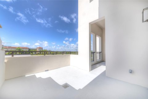 Condo in Coral Gables, Florida, 2 bedrooms  № 2003706 - photo 10