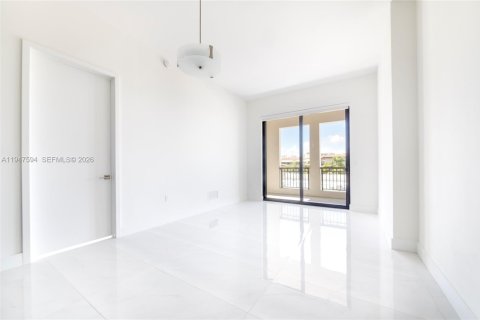 Condo in Coral Gables, Florida, 2 bedrooms  № 2003706 - photo 17