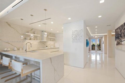 Condo in Miami Beach, Florida, 3 bedrooms  № 1931335 - photo 12