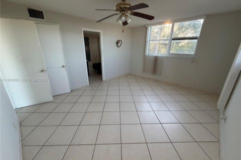 Снять в аренду кондоминиум в Холливуд, Флорида 2 спальни, 108.51м2, № 2026963 - фото 26