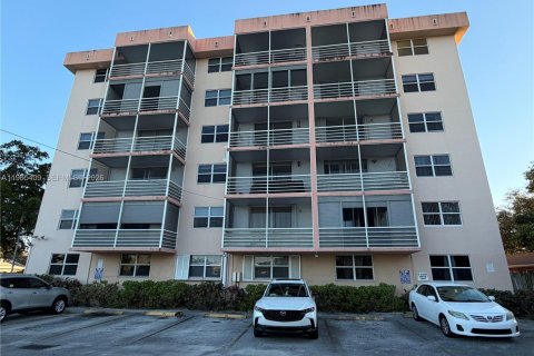 Кондоминиум с 2 спальнями в Холливуд, Флорида № 2026963