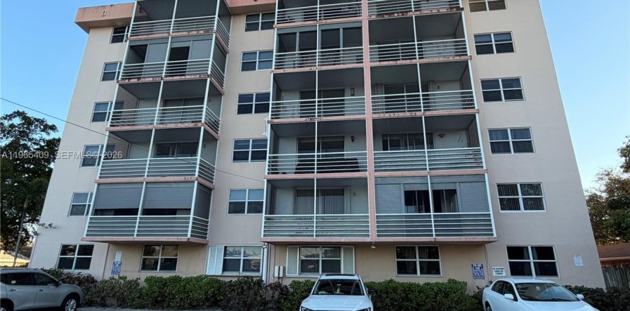 Кондоминиум с 2 спальнями в Холливуд, Флорида № 2026963