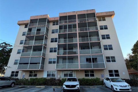 Снять в аренду кондоминиум в Холливуд, Флорида 2 спальни, 108.51м2, № 2026963 - фото 4