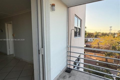 Снять в аренду кондоминиум в Холливуд, Флорида 2 спальни, 108.51м2, № 2026963 - фото 21