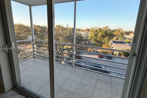 Снять в аренду кондоминиум в Холливуд, Флорида 2 спальни, 108.51м2, № 2026963 - фото 2