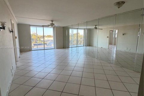 Снять в аренду кондоминиум в Холливуд, Флорида 2 спальни, 108.51м2, № 2026963 - фото 18