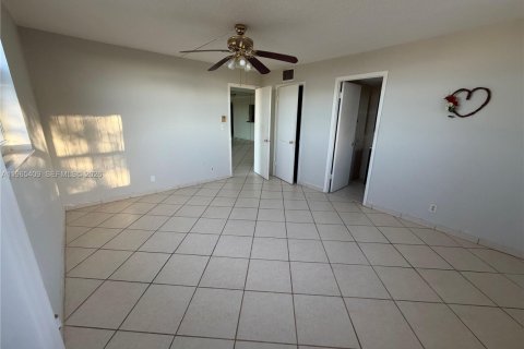 Снять в аренду кондоминиум в Холливуд, Флорида 2 спальни, 108.51м2, № 2026963 - фото 23