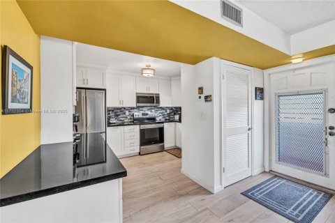 Купить кондоминиум в Пемброк-Пайнс, Флорида 2 спальни, 97.55м2, № 1811571 - фото 6