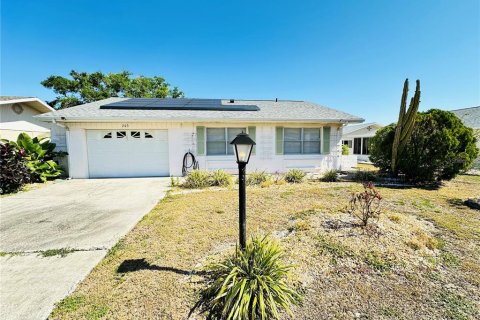 House in Sun City Center, Florida 3 bedrooms, 114.83 sq.m. № 1716912 - photo 1