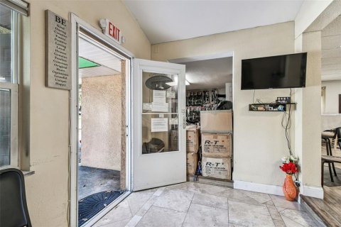 Propiedad comercial en venta en Brandon, Florida, 121.14 m2 № 2106304 - foto 24