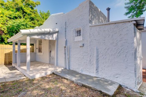 Immobilier commercial à Miami, Floride 145.21 m2 № 2082738
