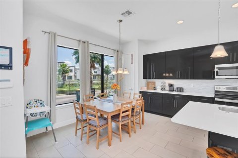 Townhouse in Davenport, Florida 4 bedrooms, 200.95 sq.m. № 2229340 - photo 8