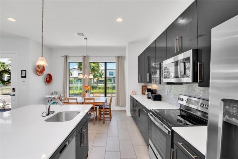 Townhouse in Davenport, Florida 4 bedrooms, 200.95 sq.m. № 2229340 - photo 4