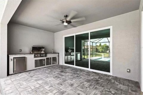 House in Cape Coral, Florida 3 bedrooms, 160.35 sq.m. № 2108738 - photo 6