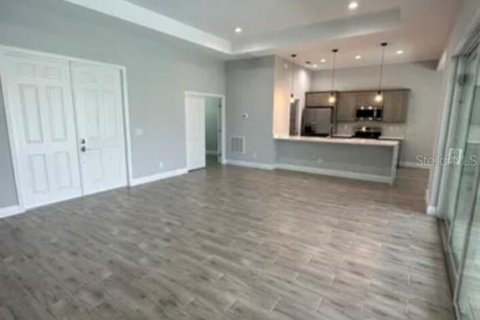 House in Cape Coral, Florida 3 bedrooms, 160.35 sq.m. № 2108738 - photo 3