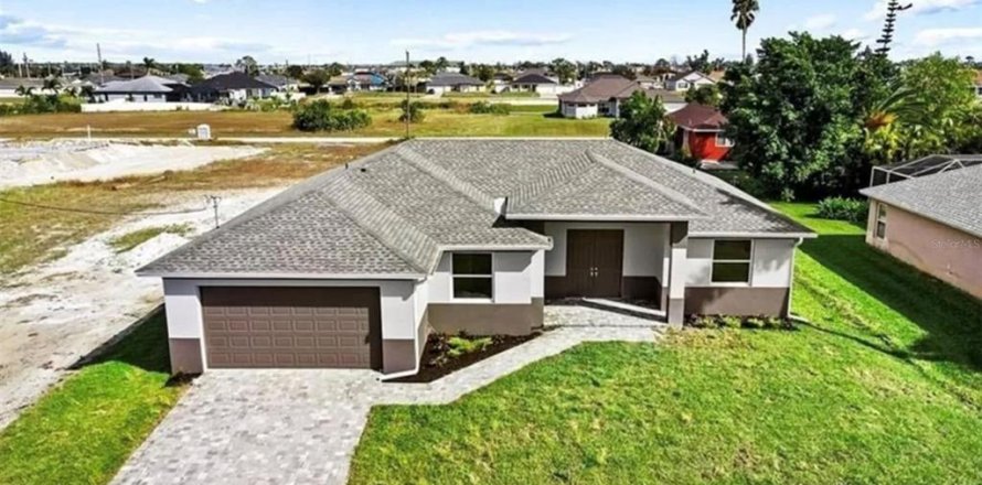 House in Cape Coral, Florida 3 bedrooms, 160.35 sq.m. № 2108738