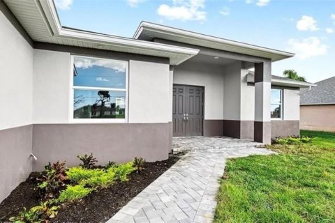 House in Cape Coral, Florida 3 bedrooms, 160.35 sq.m. № 2108738 - photo 2