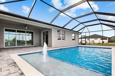 House in Cape Coral, Florida 3 bedrooms, 160.35 sq.m. № 2108738 - photo 4